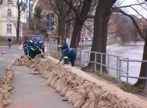 THW-Mitarbeiter beim Bau einer Sandsack-Barriere (Foto: Lohse)
